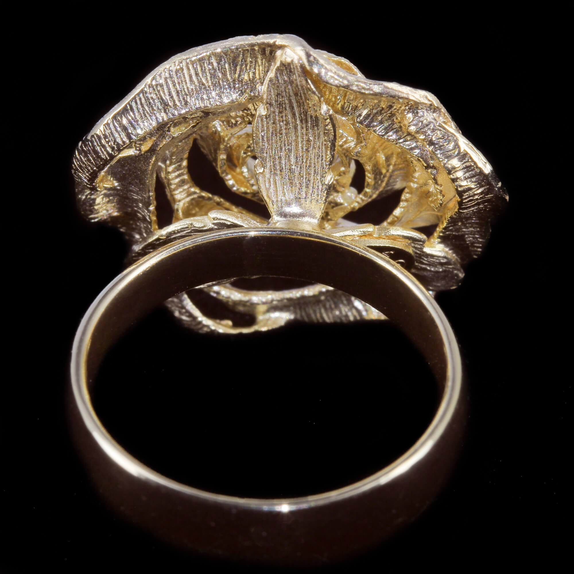 Glittering gold flower ring