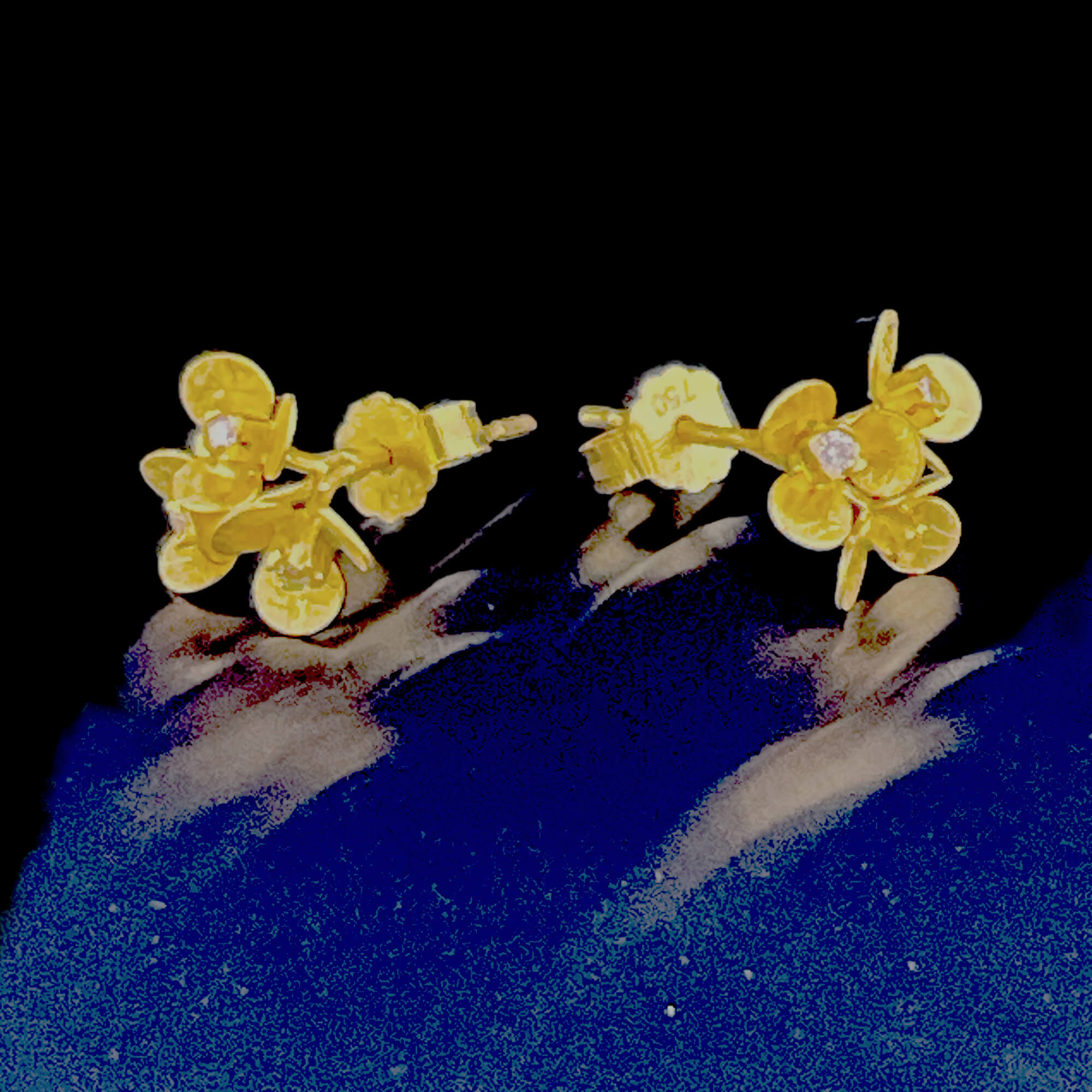 Boucles d'oreilles fleur en or 18 carats avec diamant