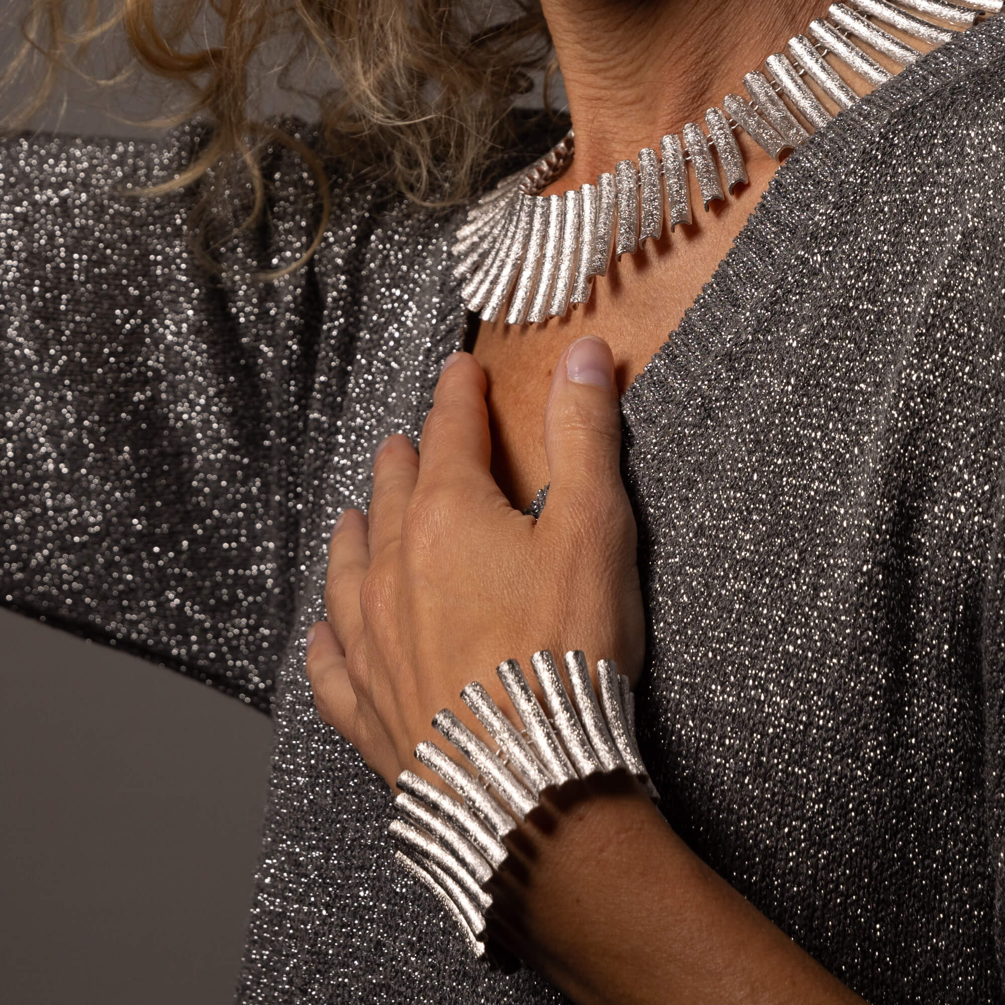 Brede en zilveren ketting met schitterende staafjes
