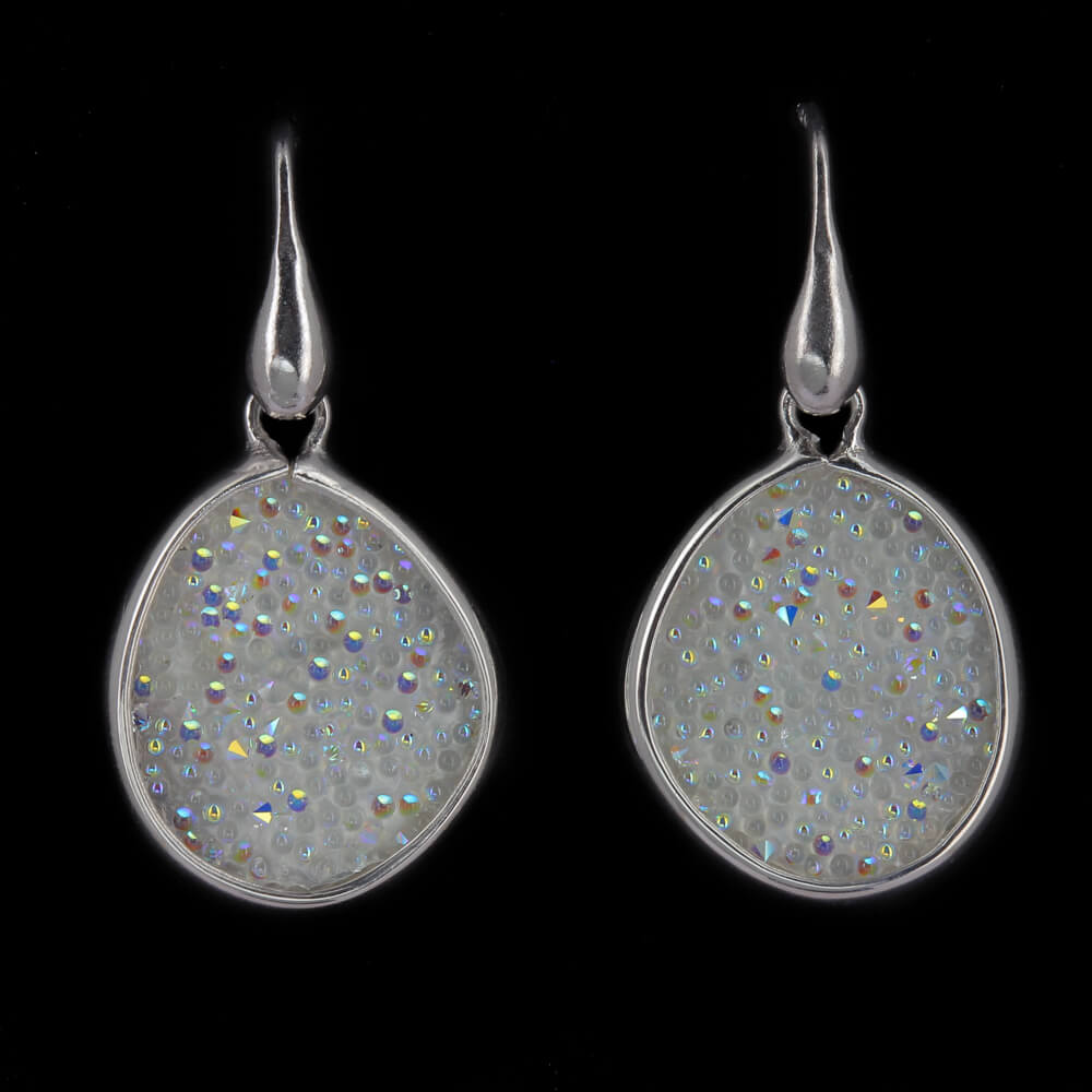 Short dependent earrings of silver and white crystal