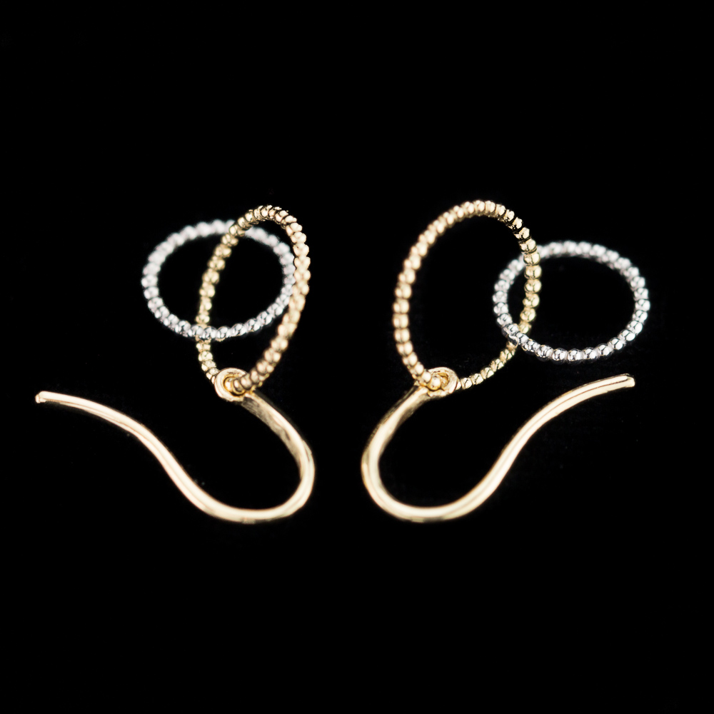 Golden earrings with 2 circles, a large and smaller one