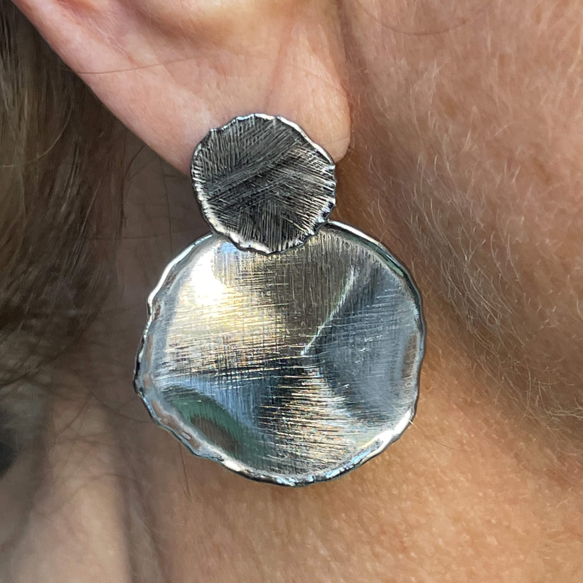 Silver. round and non-hammered earrings