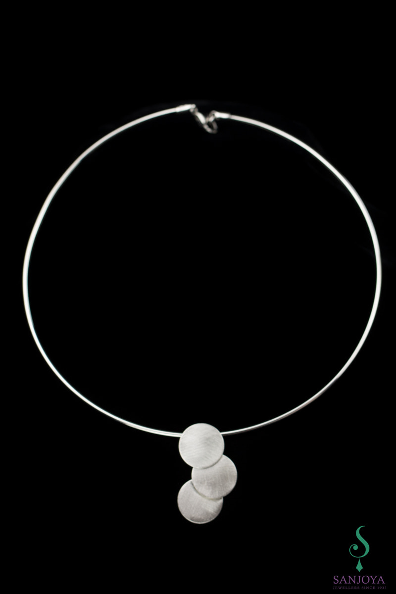 Rigid silver necklace with pendant of matt circles