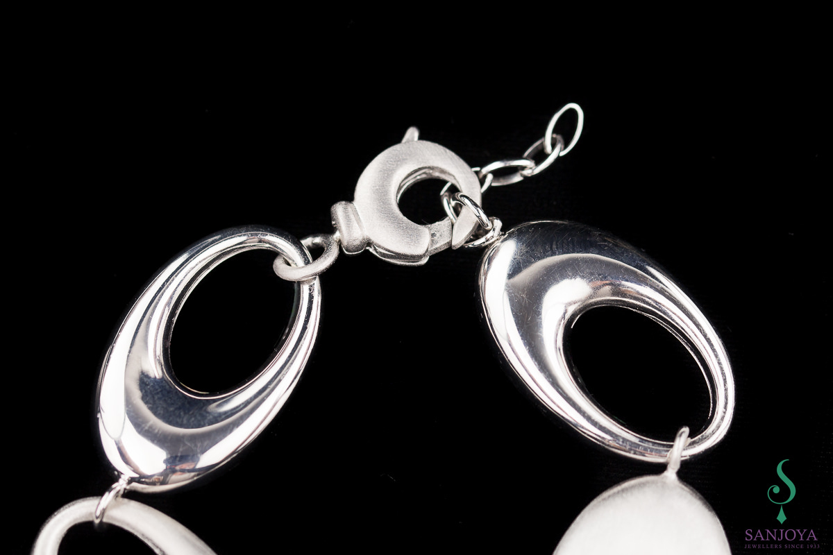 Silver bracelet with oval open links in matt and polished