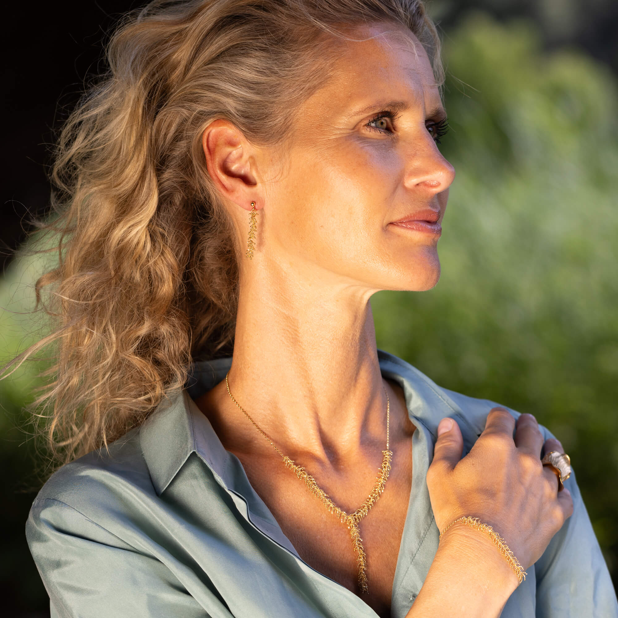 Chique rond collier met verfijnde vertakkingen van 18kt goud