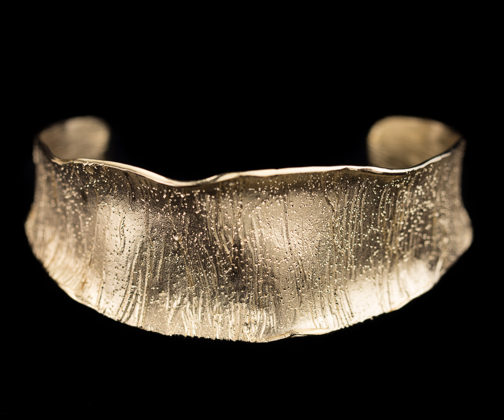 Thin goldplated bangle with flare