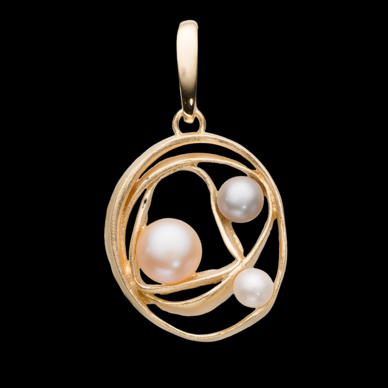 Magnificent gold plated pendant with freshwater pearls