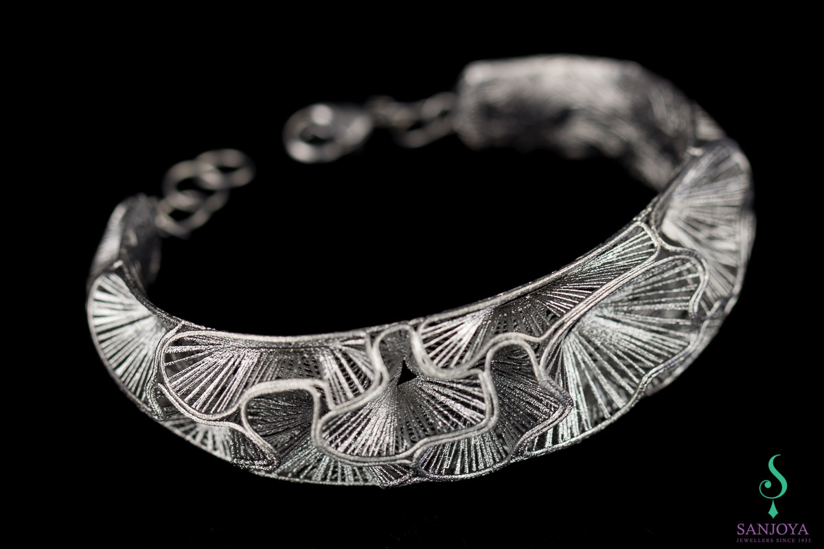 Narrow and dark gray bracelet of silver and lace modified