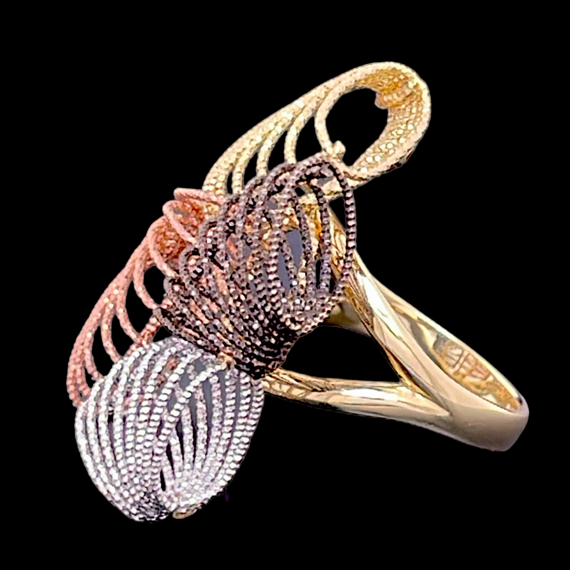 Bearbeiteter vierfarbiger Ring aus 18kt Gold