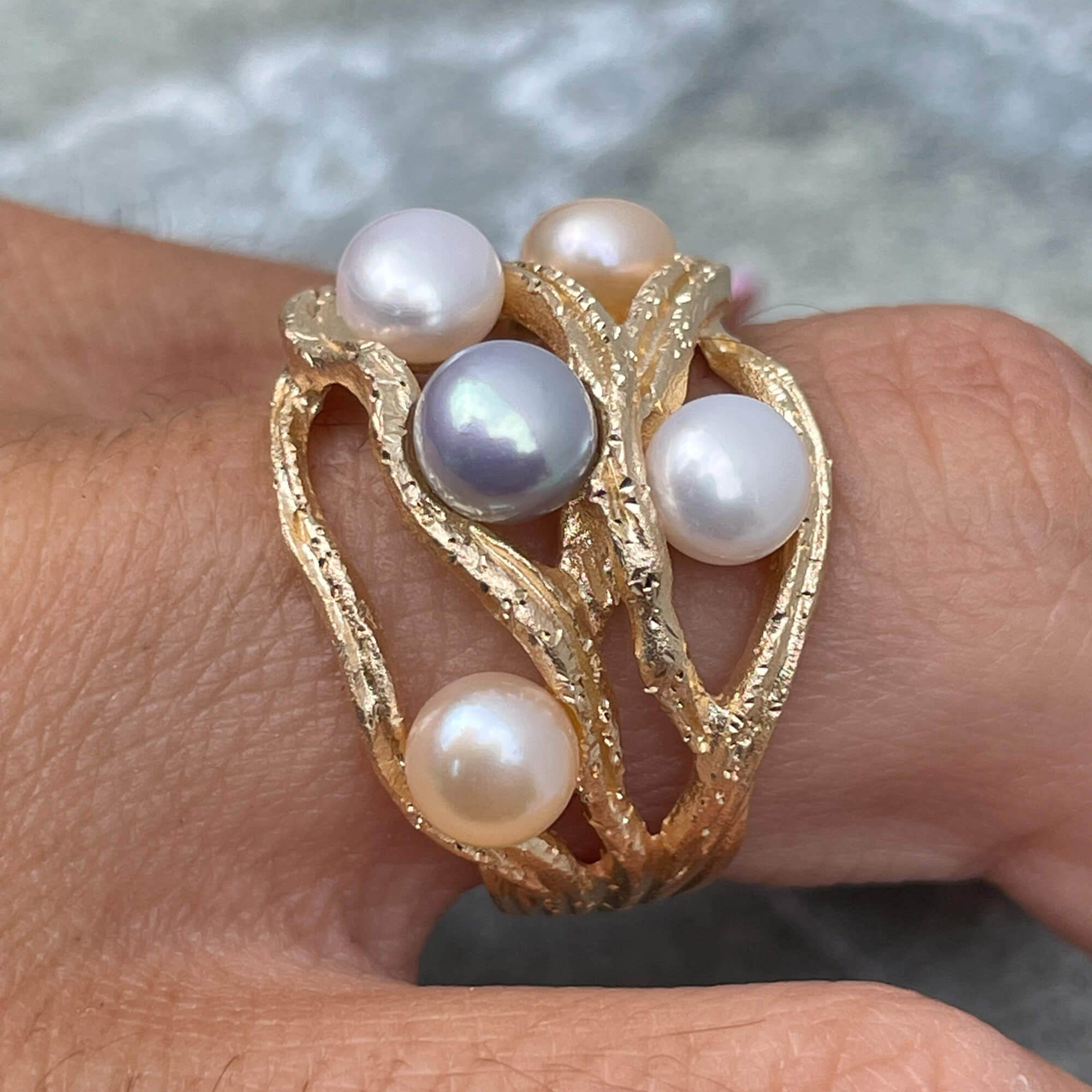 Magnificent gilded diamond ring with freshwater pearls