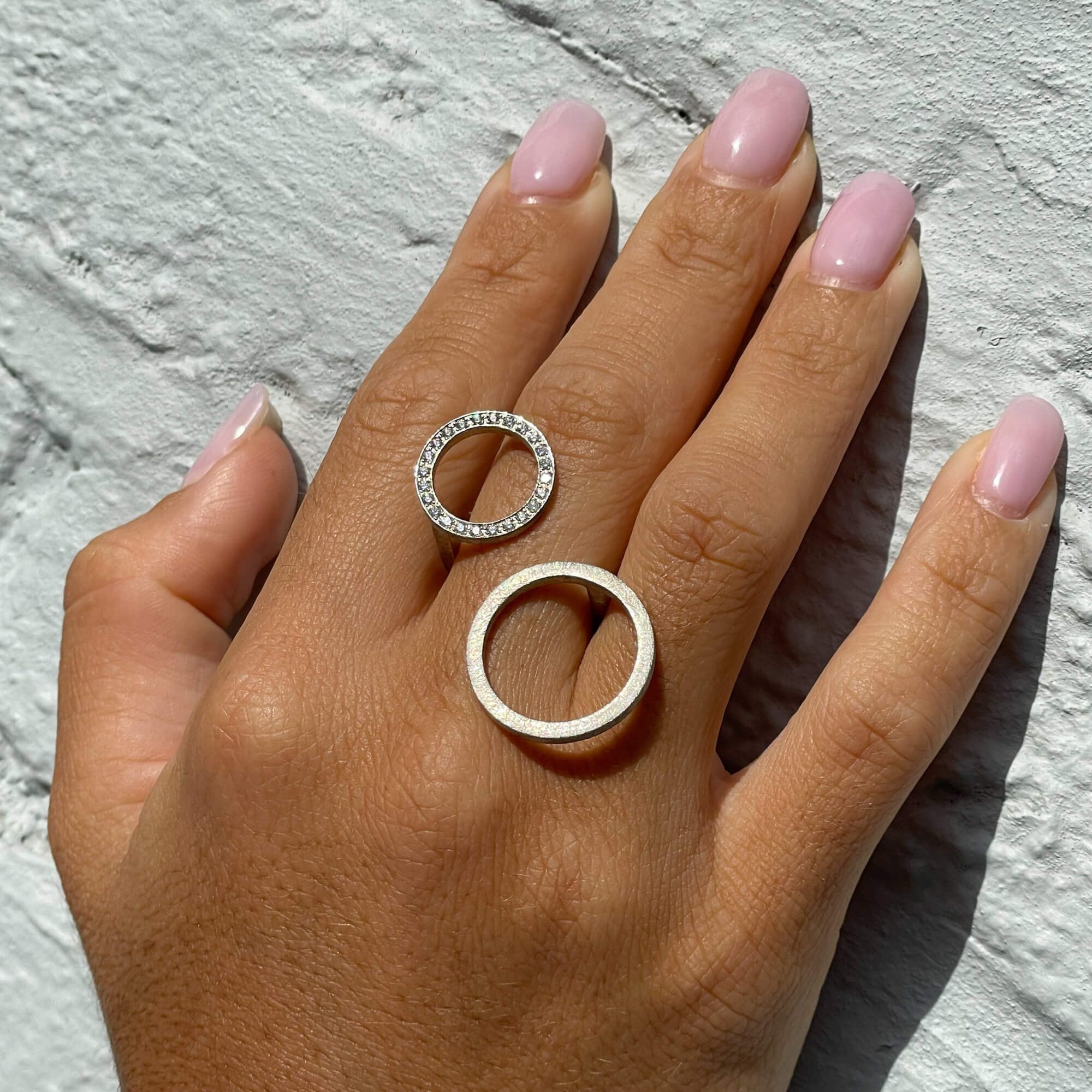 Grote zilveren ring met een kleine en grote cirkel