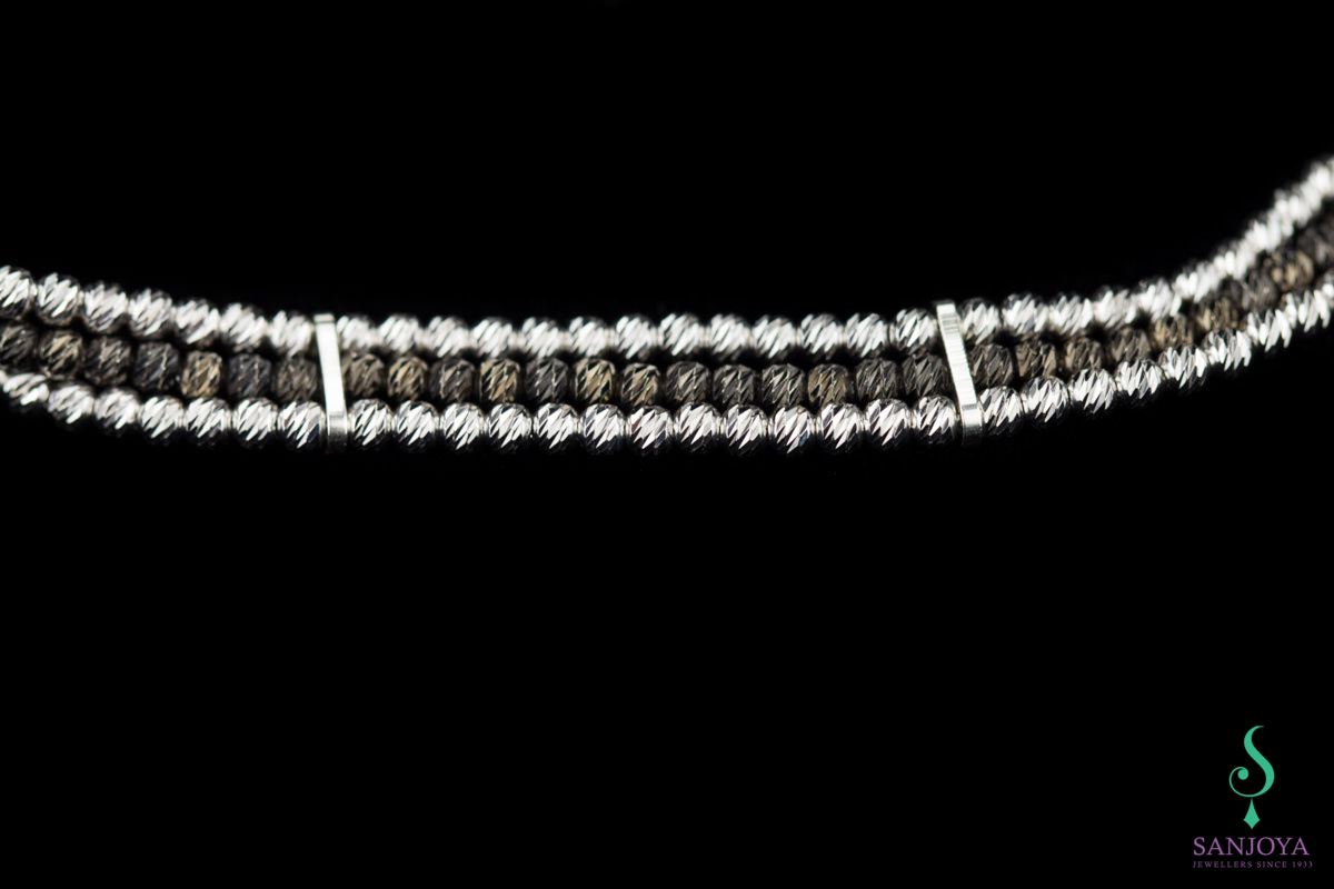 Refined bracelet of three rows of silver and black