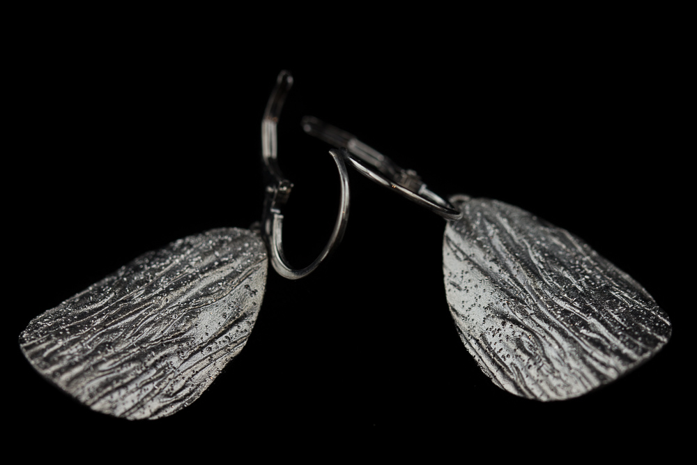 Zilvergrijze afhangende ovale gediamanteerde oorbellen