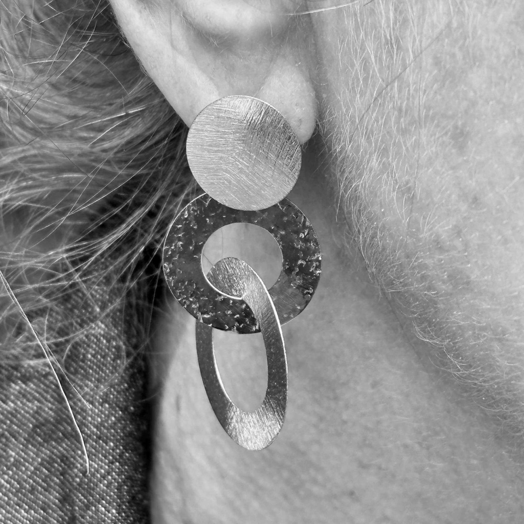 Zilveren afhangende cirkelvormige oorbellen