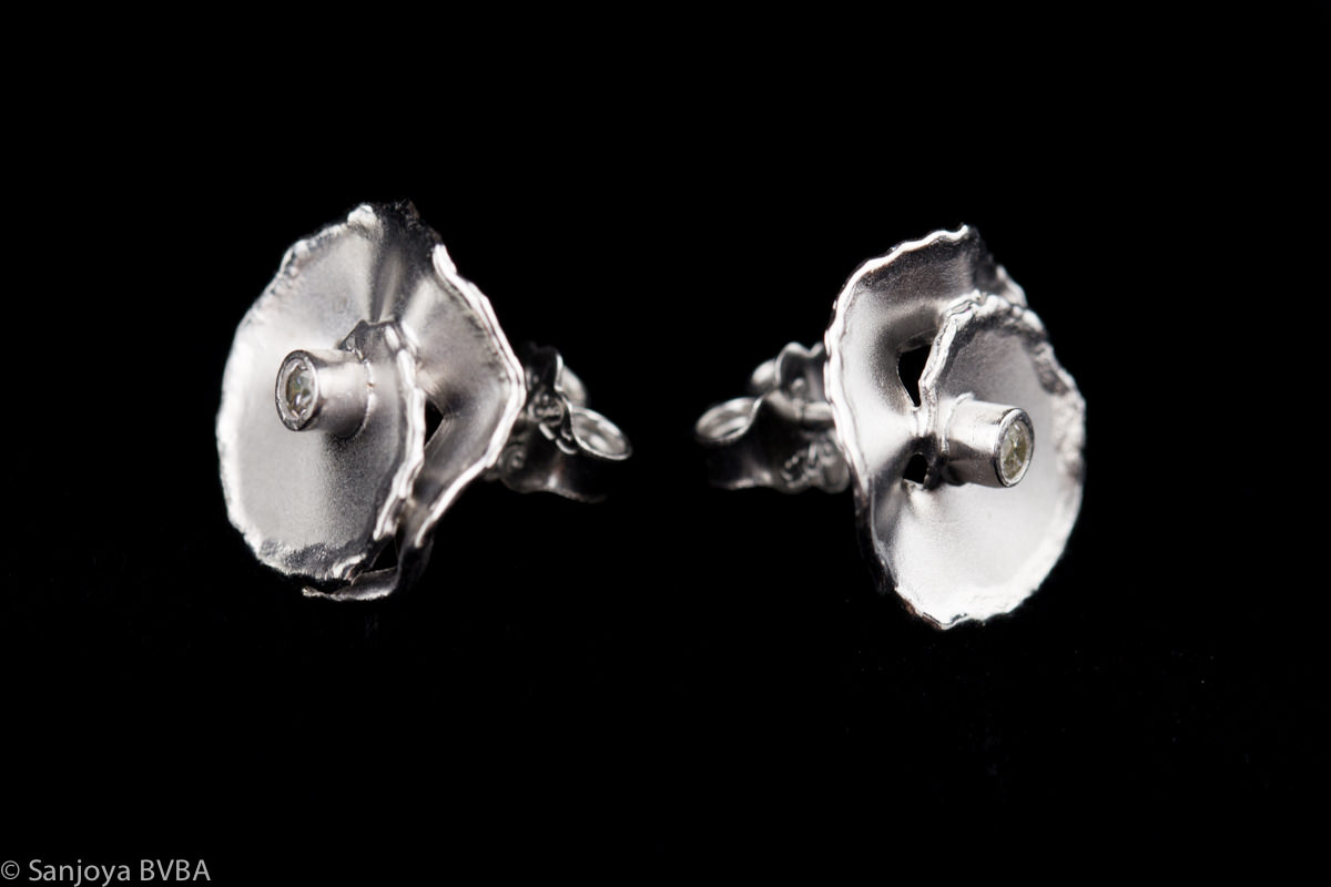 Bewerkte donkergrijze oorbelletjes van sterling zilver