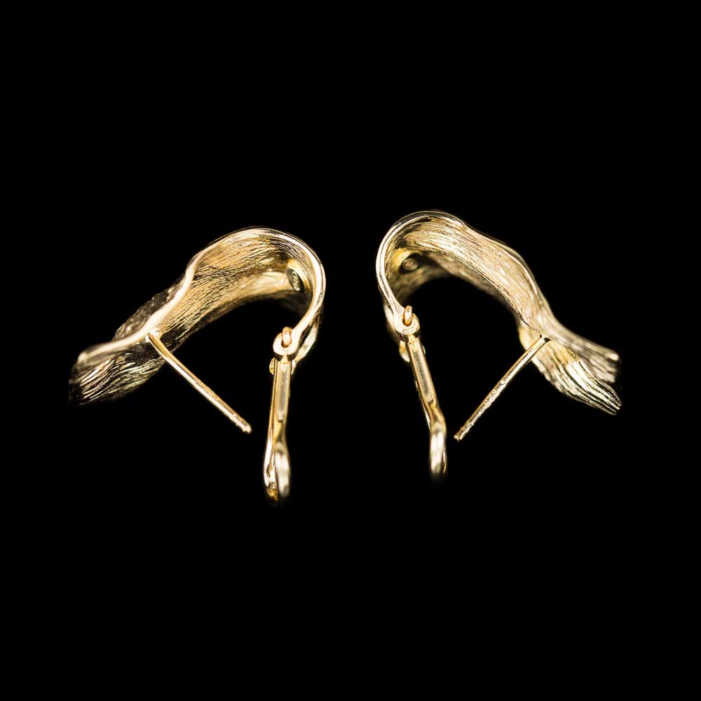 Gilded wavy rectangular earrings with glare