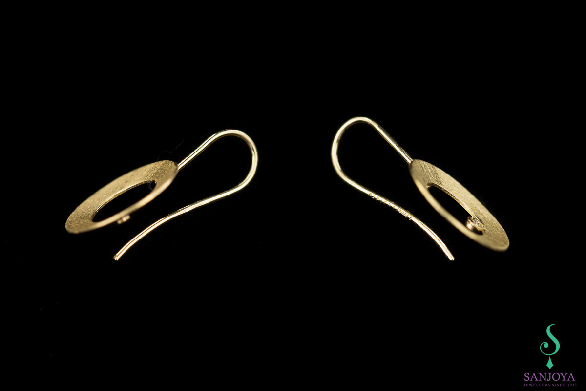 Gold earrings with diamond open circle; 18Kt