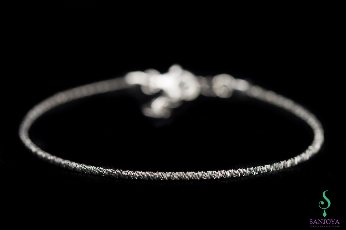 Refined gray bracelet of sterling silver; 2mm