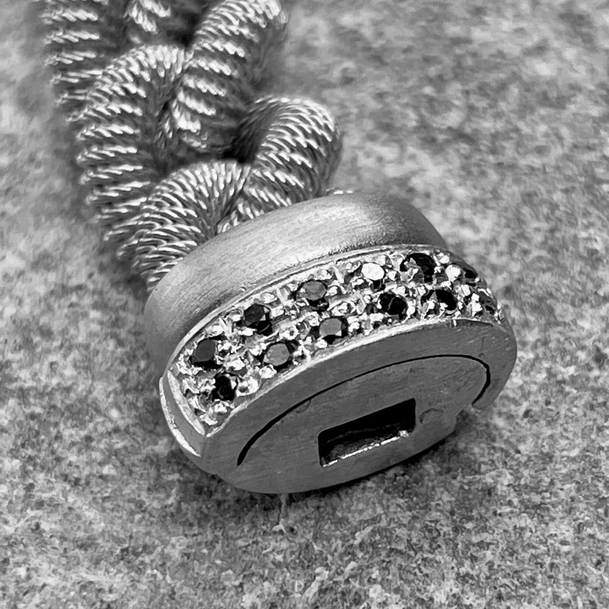 Bracelet d'interrupteur en argent blanc pour les hommes avec des diamants noirs
