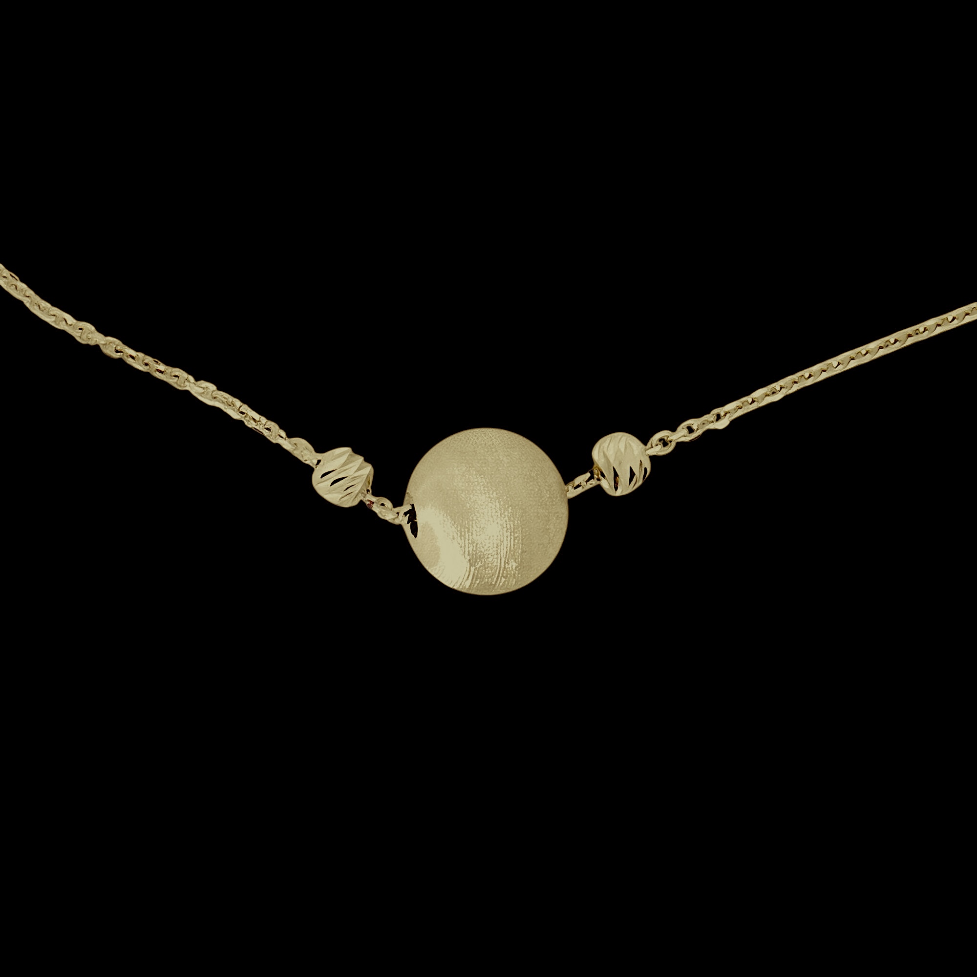 Collier court plaqué or avec un pendentif sphérique mat