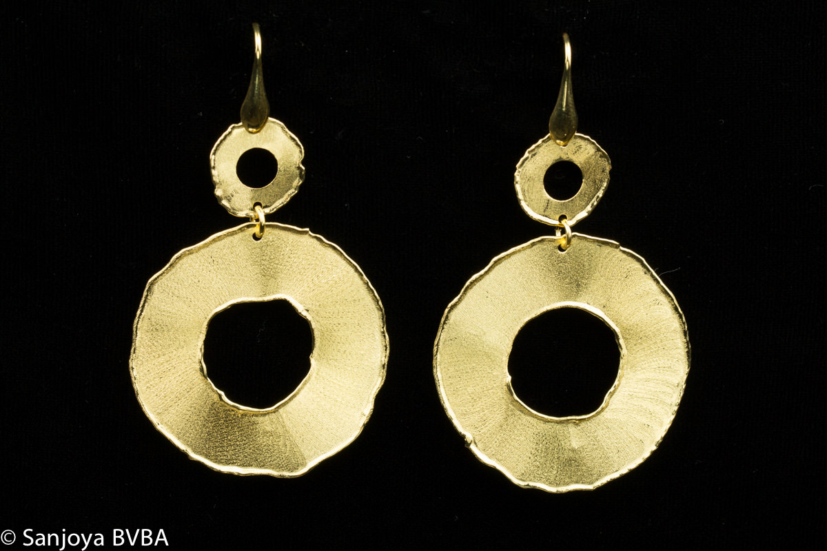 Drooping earrings and gilded with two round pendants