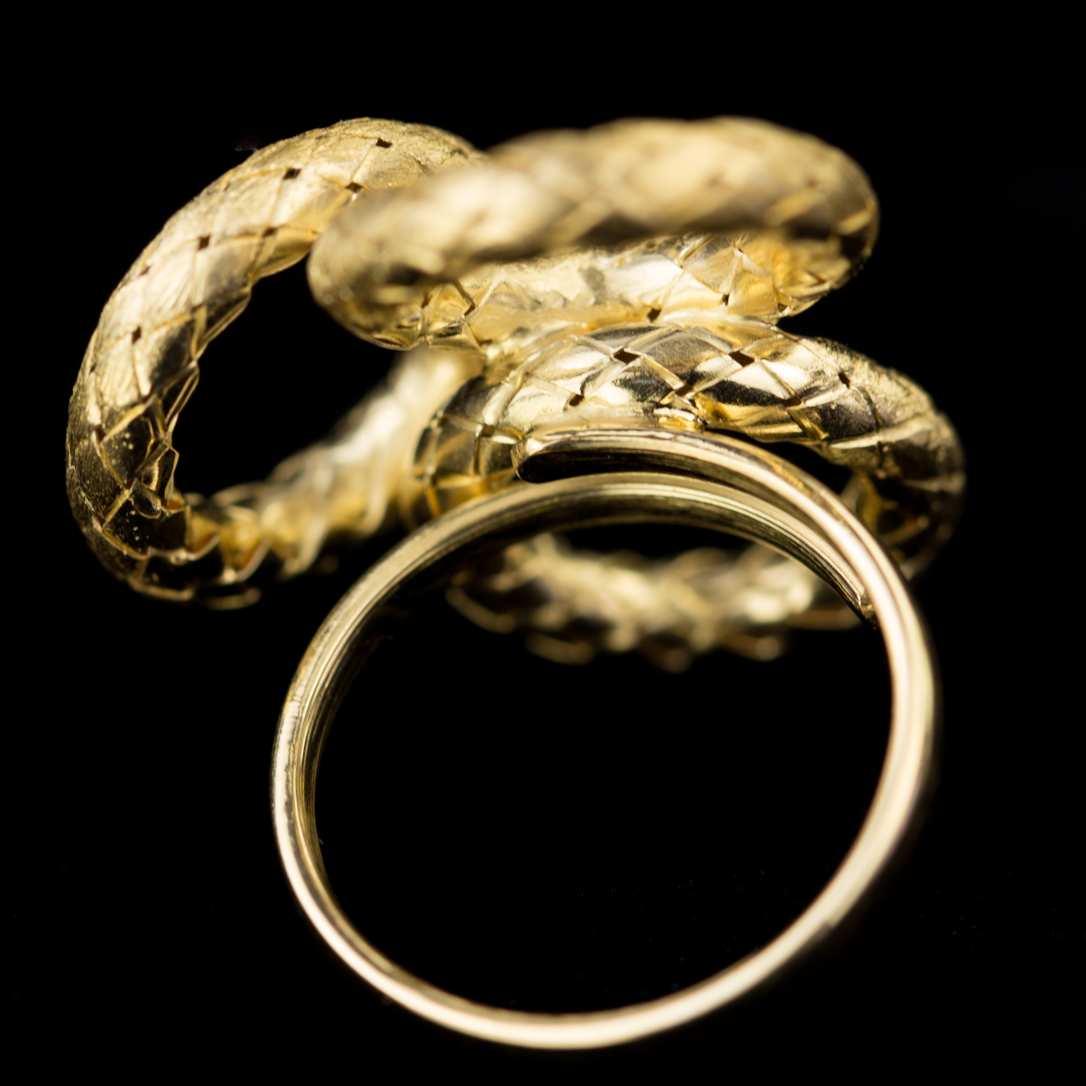 Gold-plated ring with round and open links