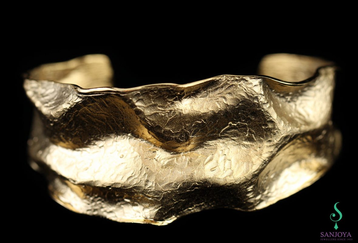 Wavy gold-plated matte slave bracelet