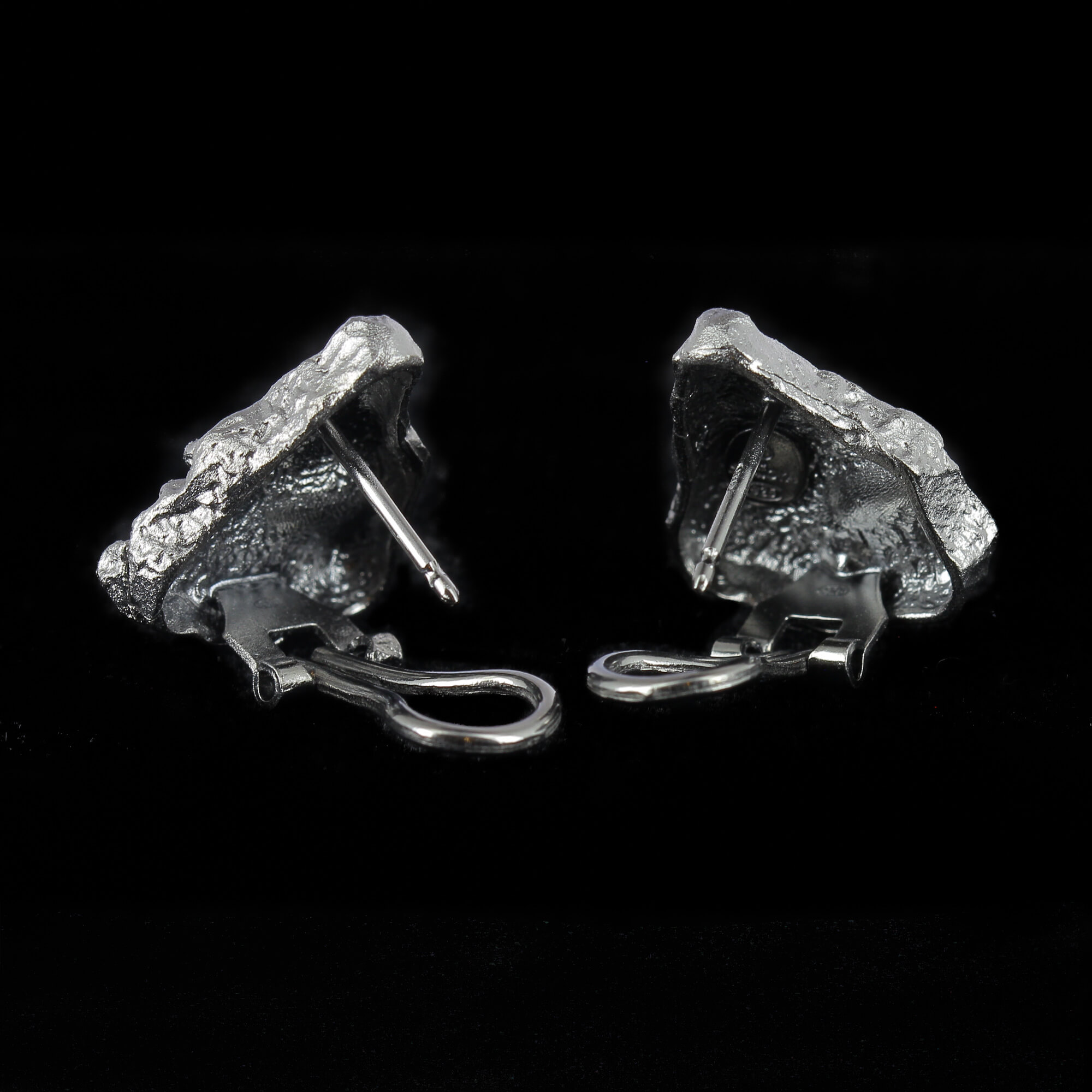 Silver-gray short stone-shaped earrings