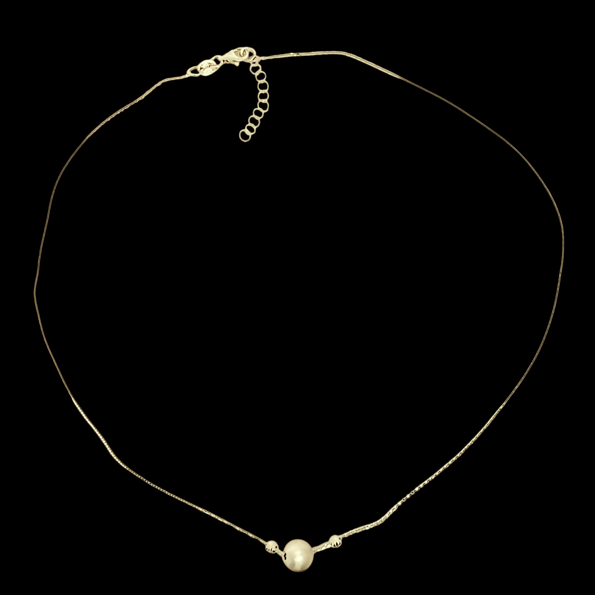 Collier court plaqué or avec un pendentif sphérique mat