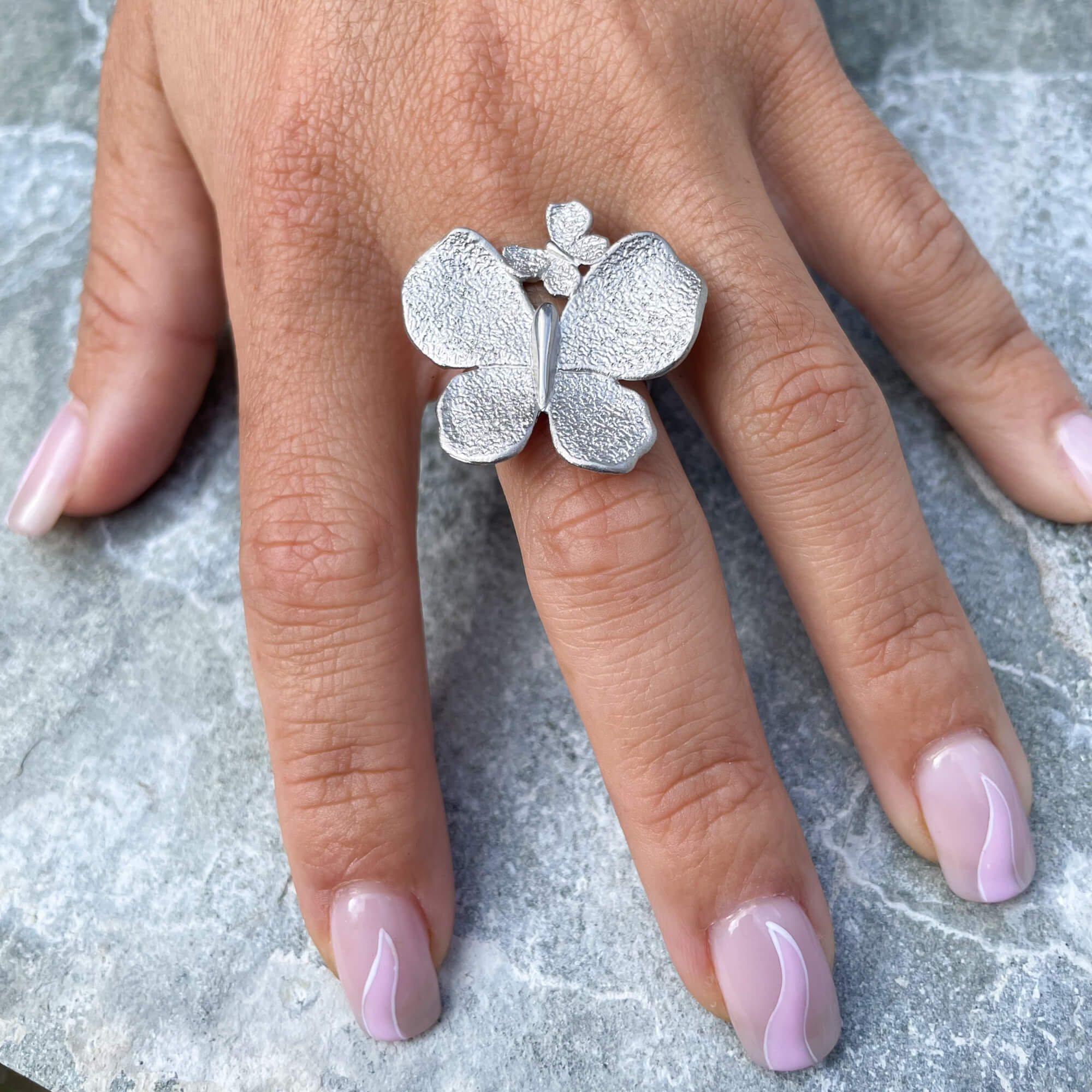 Belle et grande bague de papillon en argent