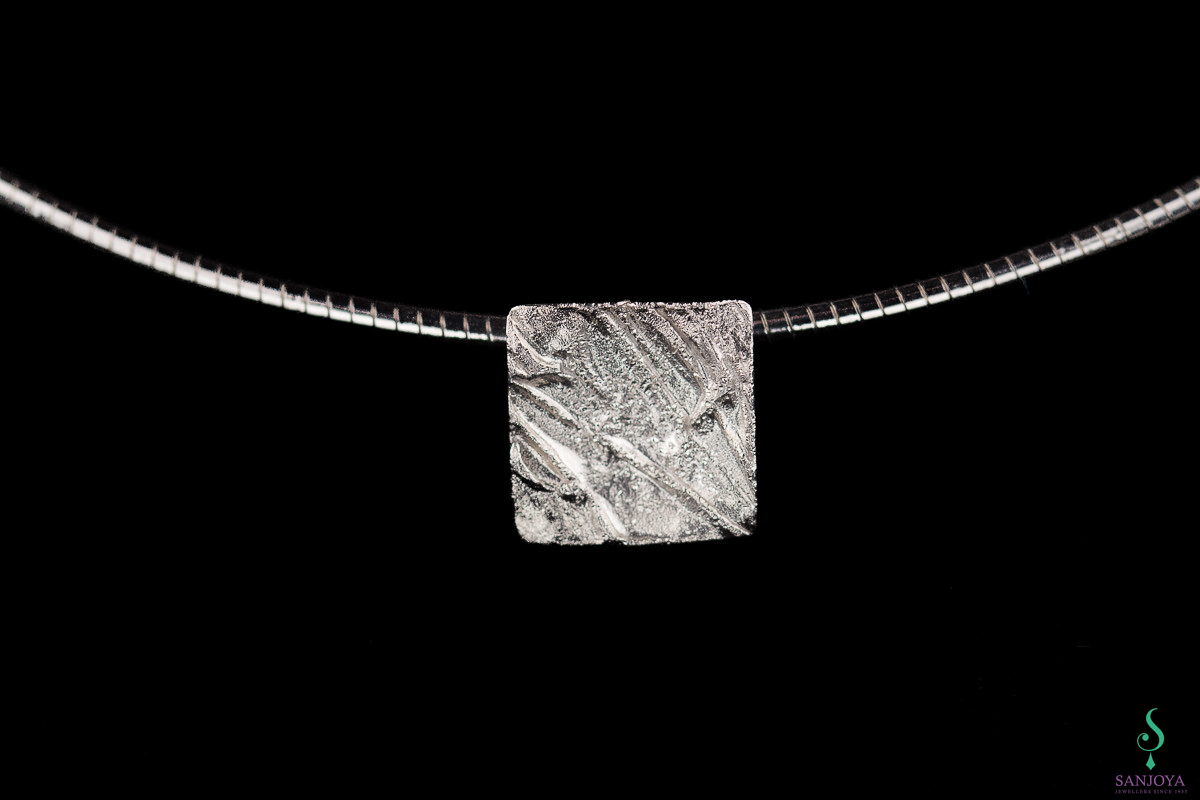 18ct white gold necklace; diamond- and without chain