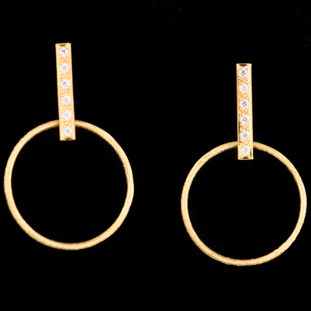 ORI1118001 - Vergulde en cirkelvormige oorbellen en staafje met zirkonia