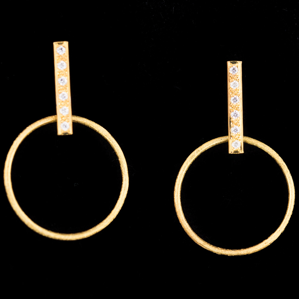 Gold-plated and circular earrings and swab with zirconia