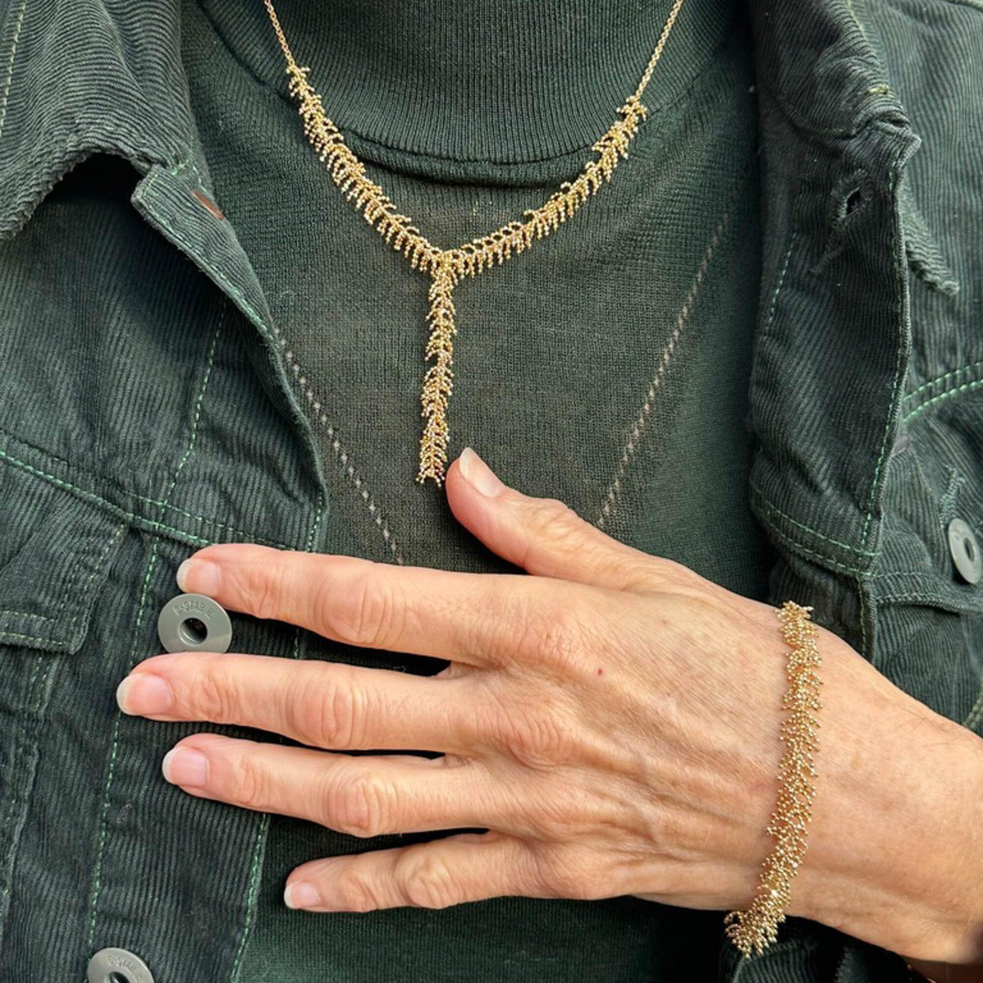 Wider bracelet with refined branches of 18ct gold