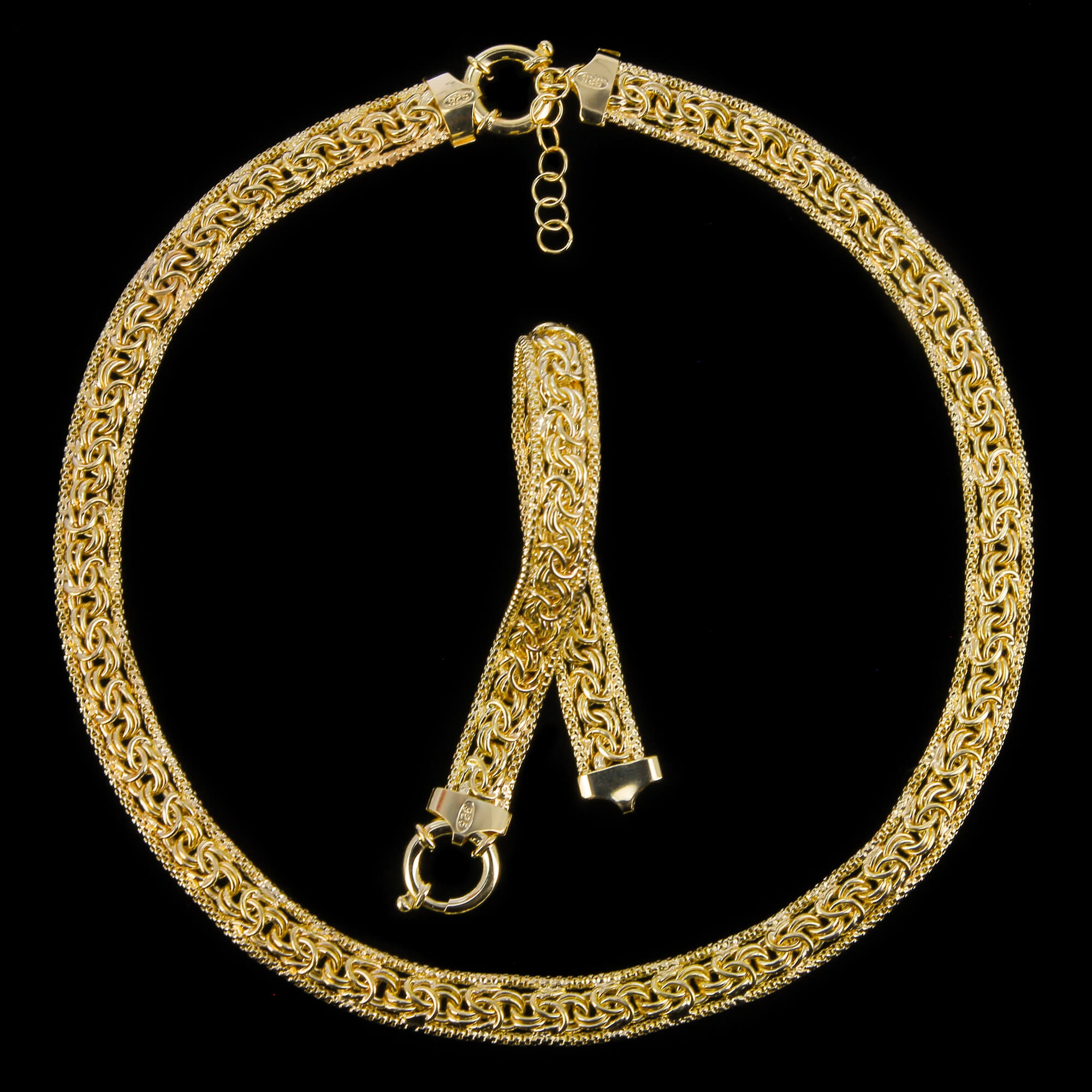 Edited gilt bracelet with adjustable lock