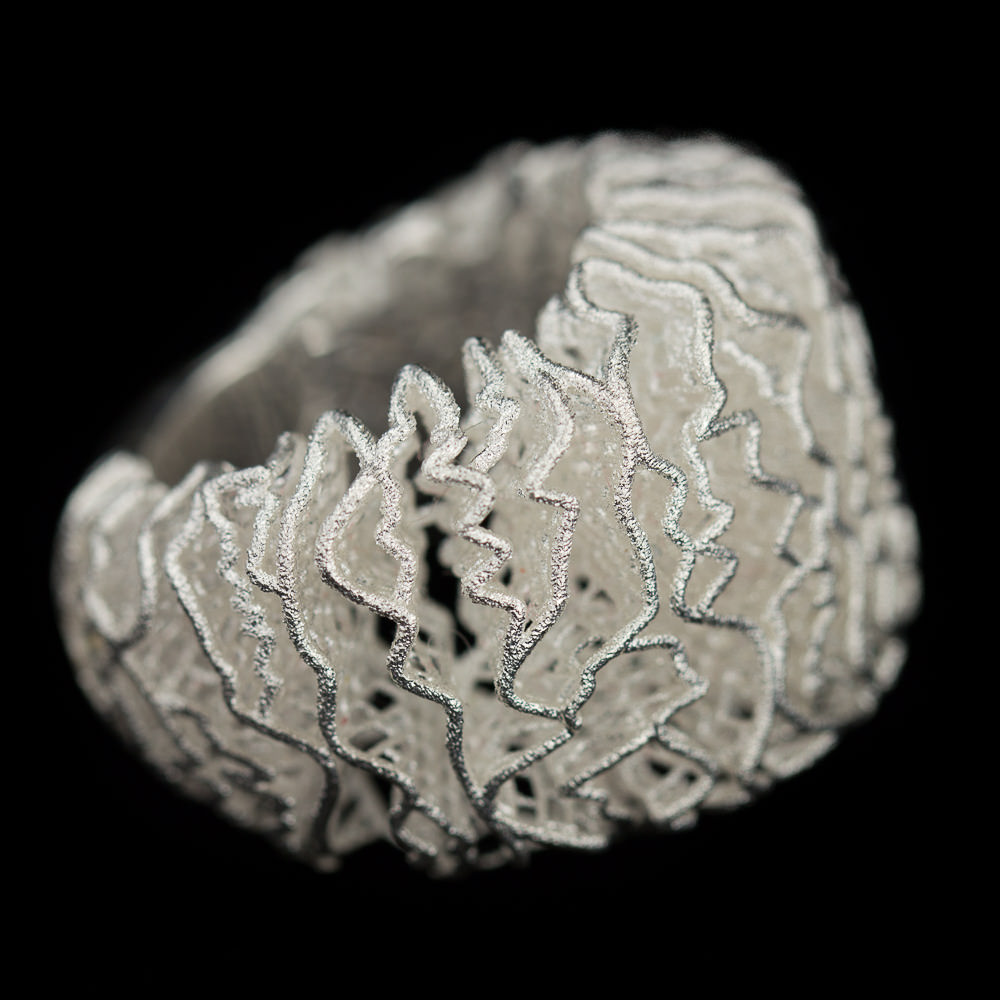 EK1016001 - Witte openbewerkte ring