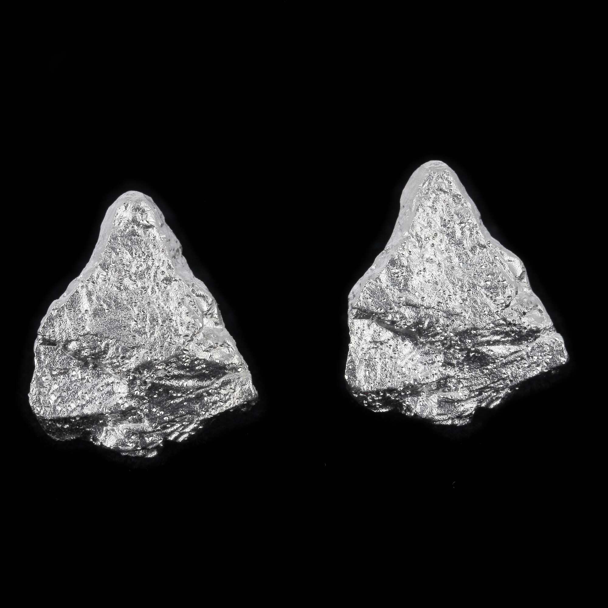 Silver short stone-shaped earrings
