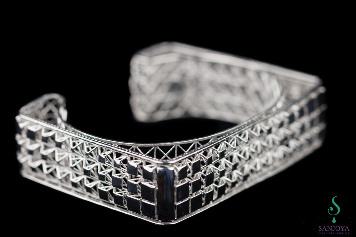 Refined and square bracelet