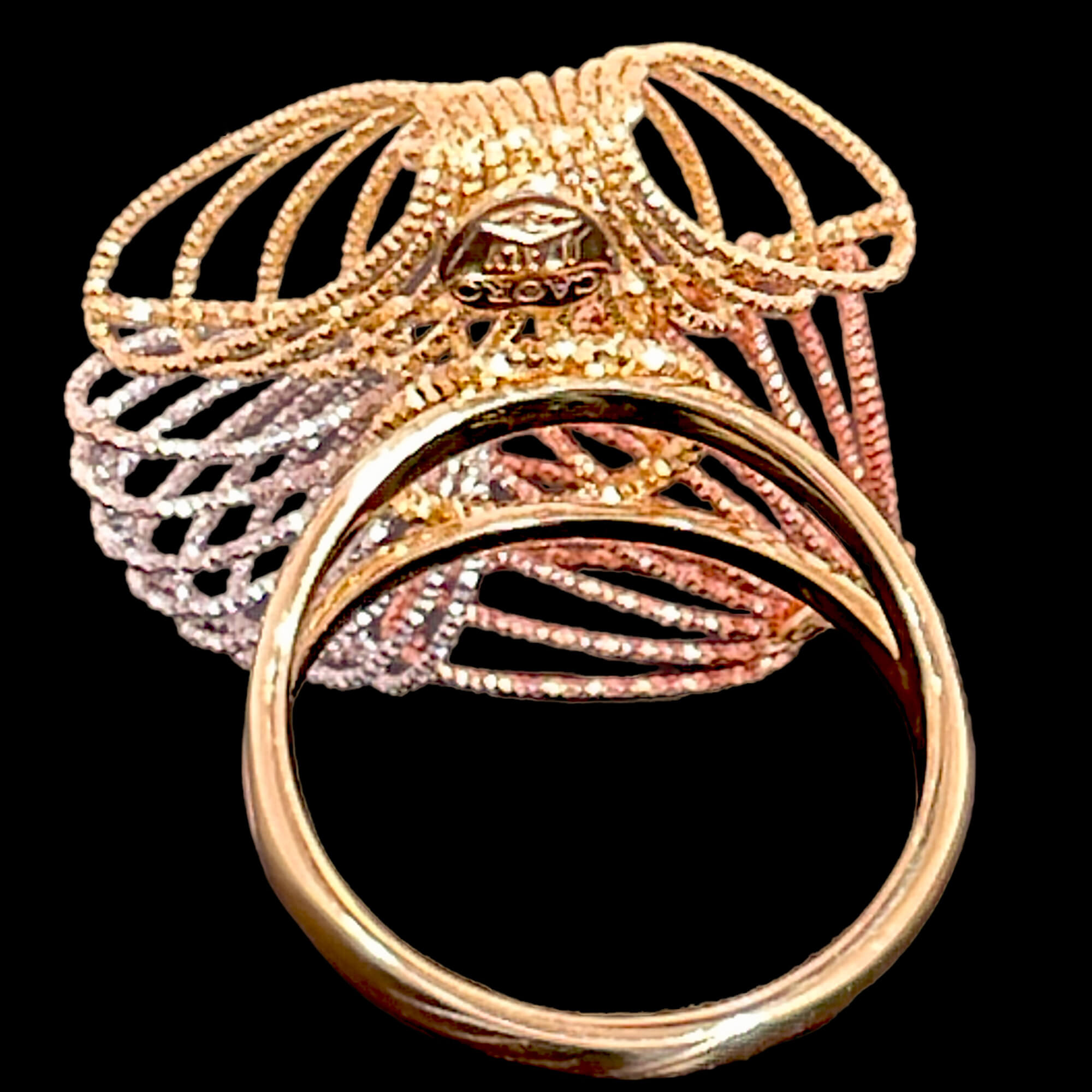 Worked three-color ring made of 18kt gold