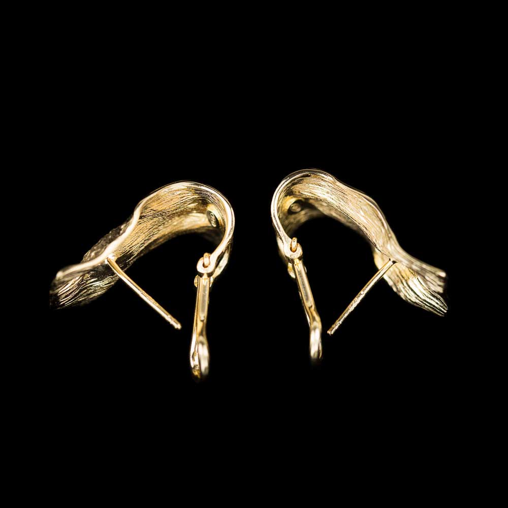 Wavy gold plated and matt rectangular earrings