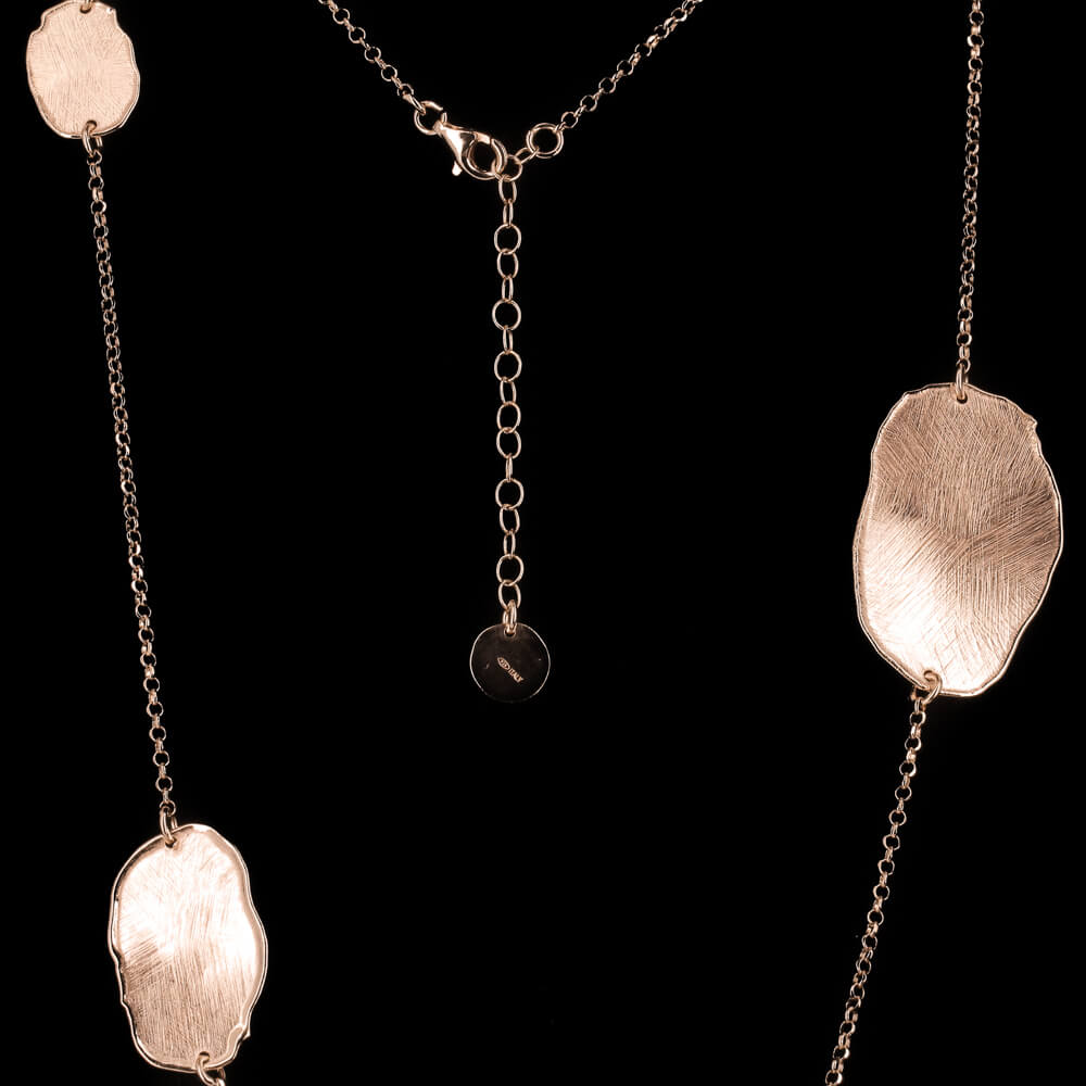 Long necklace of rosé with a few irregular, oval and closed links