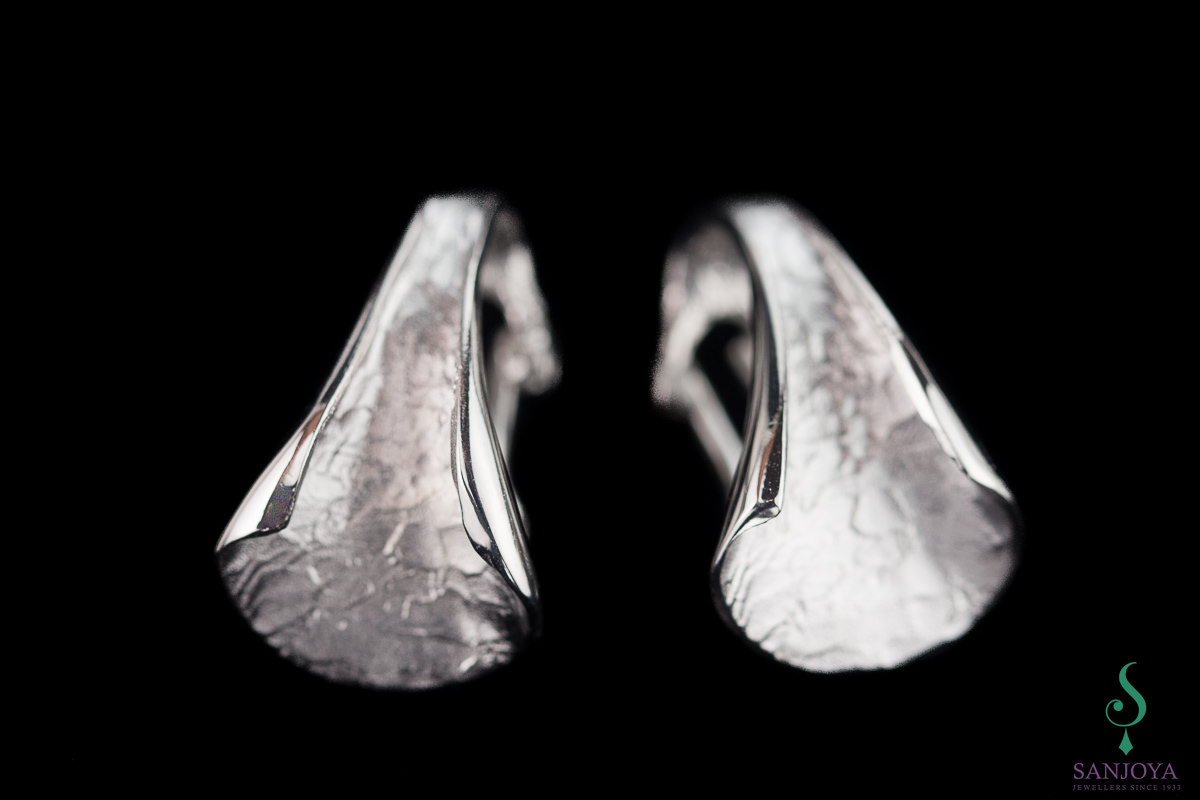 Silver and polished earrings in V-shape