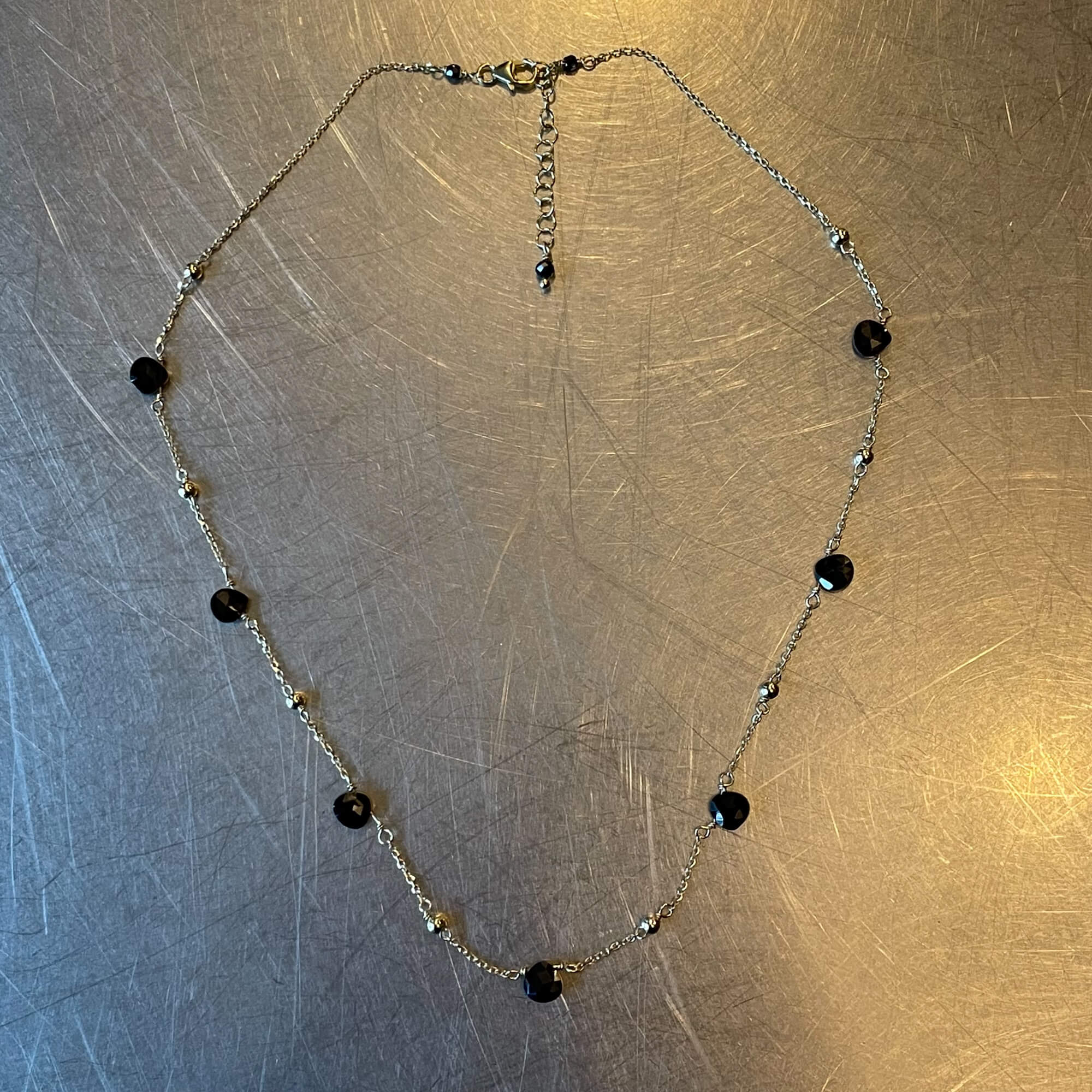 Gilded necklace with onyx stones