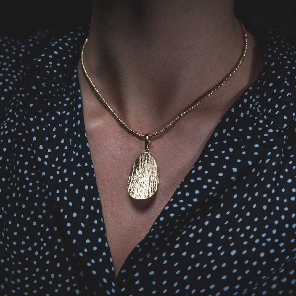 Leafy pendant of gold-plated silver and bead chain