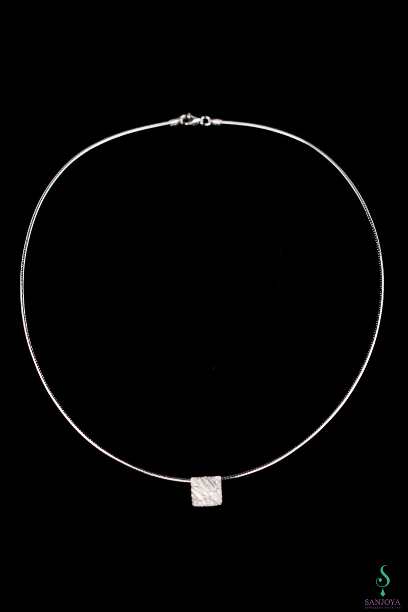 18ct white gold necklace; diamond- and without chain