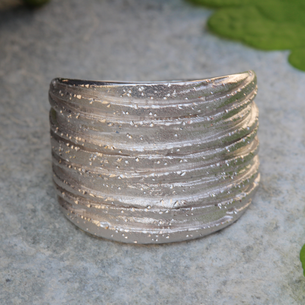 Cute ring of sterling silver. The ring is beautiful and refined striped. The entire diamonded Sanjoya collection fits here