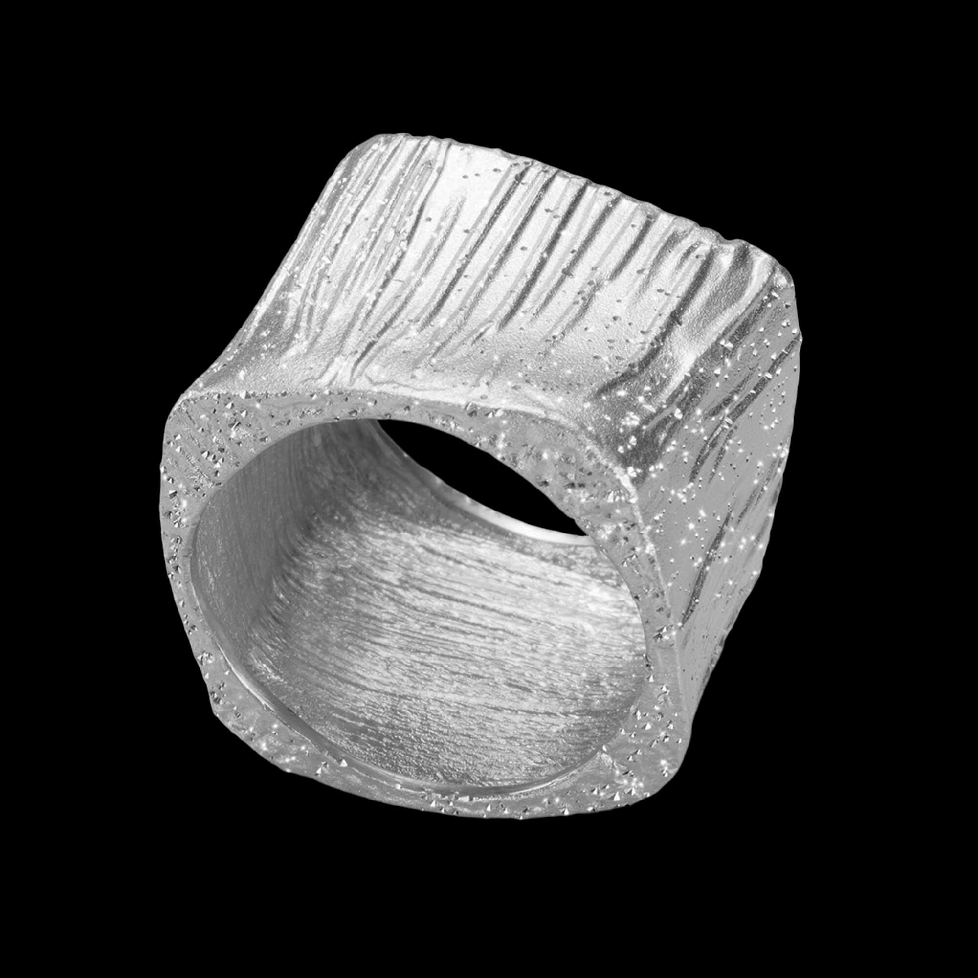 Zilveren ring vierkantvormig en gediamanteerd