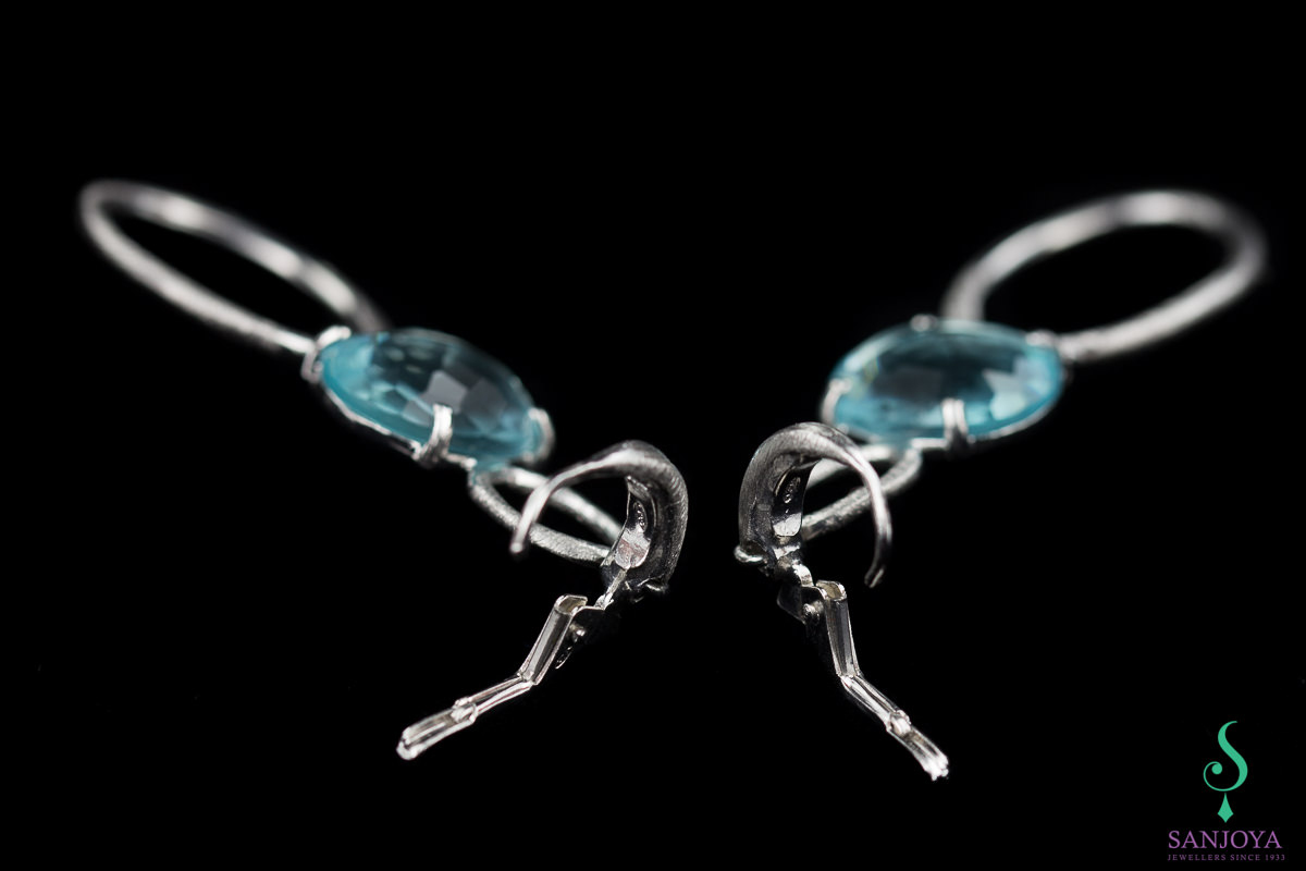 Processed and long silver earrings with color stone