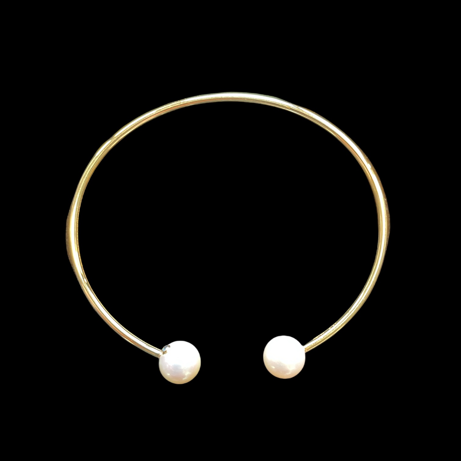 Heavy refined 18 kt golden open bracelet with two pearls