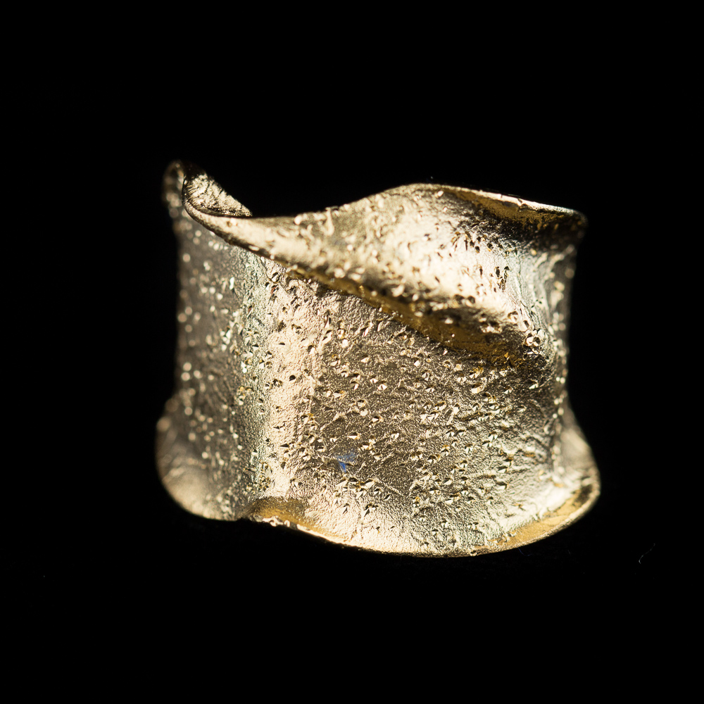 Nice and narrow ring of 18kt gold; irregular shape and diamond. Trendy appearance on the finger! From the Sanjoya collection